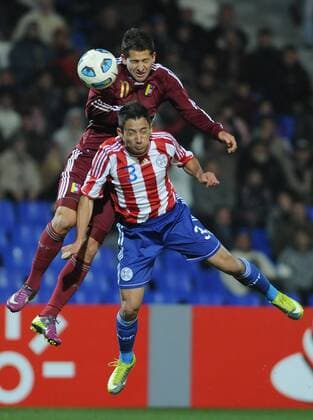 Duell zwischen Cesar Gonzalez (Venezuela, obenauf) und Ivan Piris (Paraguay) --- Halbfinale in Mendoza 
