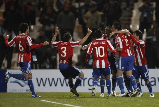 Schlussjubel Paraguay mit Lucas Barrios (2.v.re.) --- Halbfinale in Mendoza 