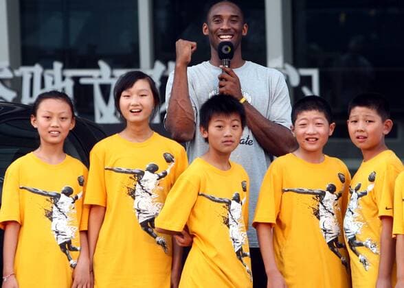 NBA star Kobe Bryant poses with kids during a promotional event for Smart at the Mercedes-Benz Arena in Shanghai, China, 20 July 2011. Kobe Bryant promotes Smart cars in Shanghai  pau522119_07 o0 Kind Nachwuchs Jugend Asien USA