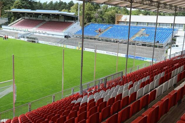 21.07.2011 - Zusatztribüne mit blauen Sitzen im Hardtwaldstadion, Heimspielstätte des SV Sandhausen - Maßnahme für ein DFB Pokalspiel