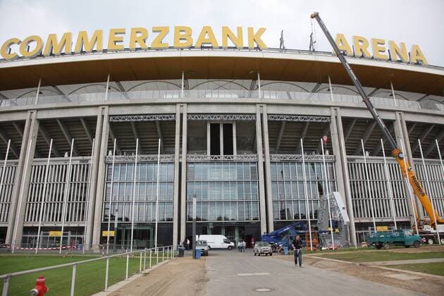 Commerzbank Arena wird nach der Frauen WM wieder hergerichtet und das Logo mit einem Kran auf das Dach gehoben o0 Wirtschaft Sponsor Werbung Stadionname Stadion Name Stadionsponsor Kommerz 2012