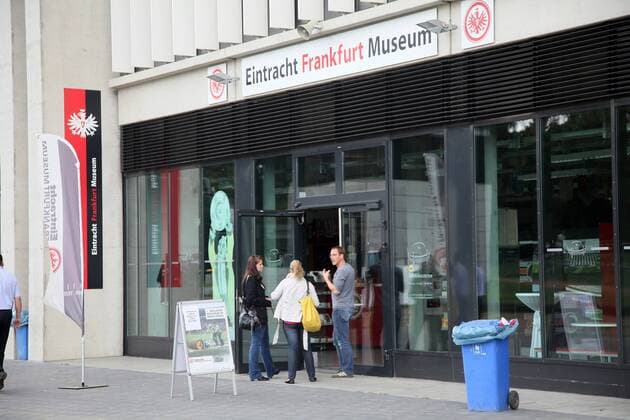 Eintracht Frankfurt Museum o0 Gebäude Objekte Ausstellung Vereinsmuseum Logo Schriftzug Eingang