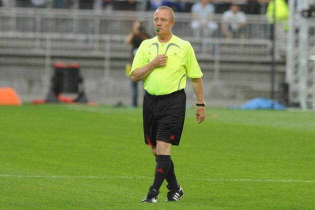 Bernard Lacombe (Vizepräsident) als Schiedsrichter - Pressetermin Olympique Lyon - 21.07.2011 - xFredericChambertx 