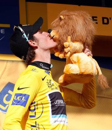 RADSPORT - Tour de France 2011 ALPE-DHUEZ,FRANKREICH,22.JUL.11 - DIVERS, RADSPORT - Tour de France 2011, 19. Etappe, Modane Valfrejus - Alpe d Huez, Siegerehrung. Bild zeigt Andy Schleck (LUX Leopard Trek). Keyword: Gelbes Trikot.  o0 Kuss Stofftier