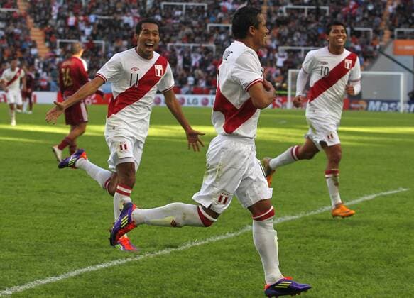 (110723) -- LA PLATA, July 23, 2011 (Xinhua) -- Peru s William Chiroque (center) celebrates his goal aginst Venezuela with team mates, during third place match of the Copa America in La Plata, Argentina. July 23, 2011 (Xinhua Ivan Fernandez) 