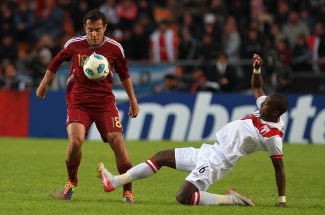 Venezuela s Juan Arango fights for the ball with Peru s Luis Advincula during third place match of the Copa America 2011 in La Plata, Argentina. July 23, 2011  o0 Spiel um Platz 3