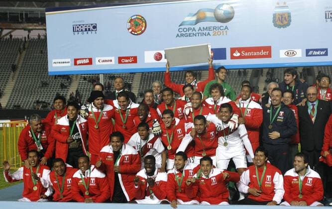 Peru s players with Paolo Guerrero (center top) celebrate after they won The third place match of the Copa America 2011 in La Plata, Argentina. July 23, 2011  o0 Spiel um Platz 3