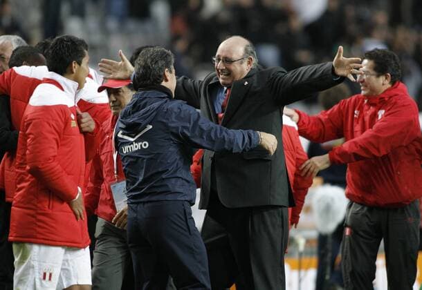 Coach Peru s Sergio Markarian celebrates during third place match of the Copa America in La Plata, Argentina. July 23, 2011 o0 Spiel um Platz 3