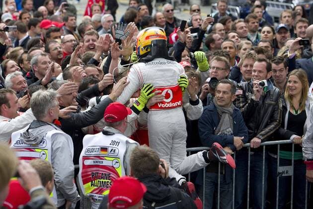 Lewis HAMILTON (GBR), McLaren Mercedes, springt seine Mechaniker an, Jubeltraube, erster Platz, Sieger, Jubel, jubeln, Freude, Rennen am 23.07.2011 Formel 1, Grosser Preis von Deutschland am Nürburgring vom 21.7. - 24.07. 2011, Saison2011,