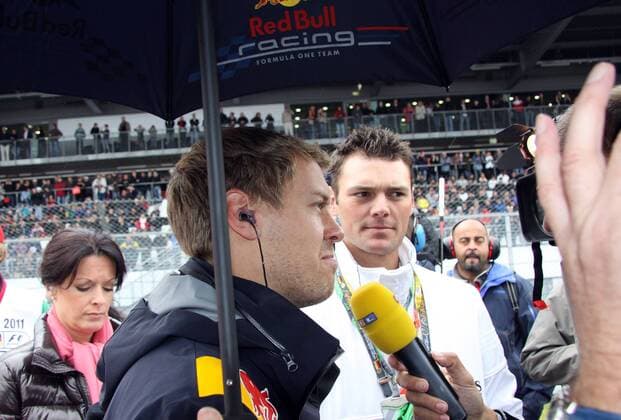 Formula 1 GP, Germany, Nürburgring, 24.07.11, Sebastian Vettel, Red Bull Racing, und Martin Kaymer (hi.) im Interview o0 Golf