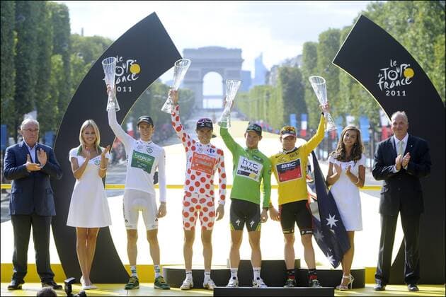 v.li.: Pierre ROLLAND (Gewinner weißes Trikot TEAM EUROPCAR - FRA) - Samuel SANCHEZ (Gewinner Bergtrikot EUSKALTEL - EUSKADI - ESP) - Mark CAVENDISH (Gewinner Grünes Trikot HTC - HIGHROAD - GBR) - Gesamtsieger Cadel EVANS (BMC RACING TEAM - AUS) --- Tour De France, 21. Etappe: Creteil - Paris Champs Elysees  o0 Sieg gelbes Trikot Pokal Trophäe Objekte
