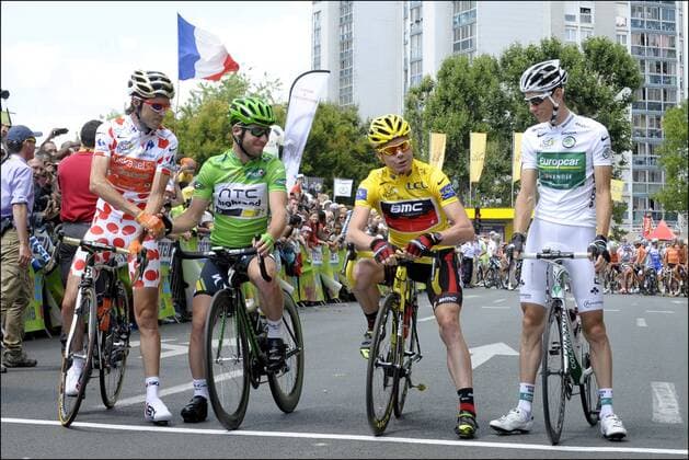 v.li.: Samuel SANCHEZ (Gewinner Bergtrikot EUSKALTEL - EUSKADI - ESP) - Mark CAVENDISH (Gewinner Grünes Trikot HTC - HIGHROAD - GBR) - Gesamtsieger Cadel EVANS (BMC RACING TEAM - AUS) - Pierre ROLLAND (Gewinner weißes Trikot TEAM EUROPCAR - FRA) --- Tour De France, 21. Etappe: Creteil - Paris Champs Elysees  o0 Sieg gelbes Trikot