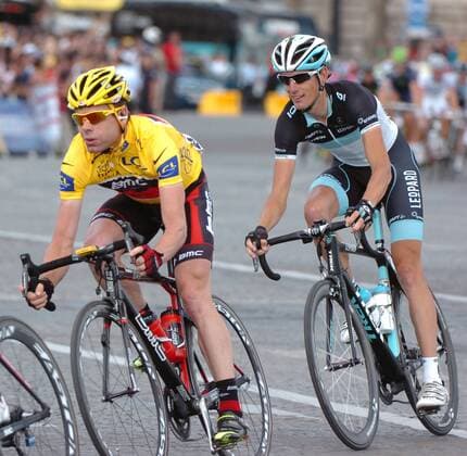 Tour de France, 21. Etappe: Creteil - Paris Champs Elysees --- Cadel Evans (Bmc Racing) vor Andy Schleck (Leopard Trek)  o0 gelbes Trikot