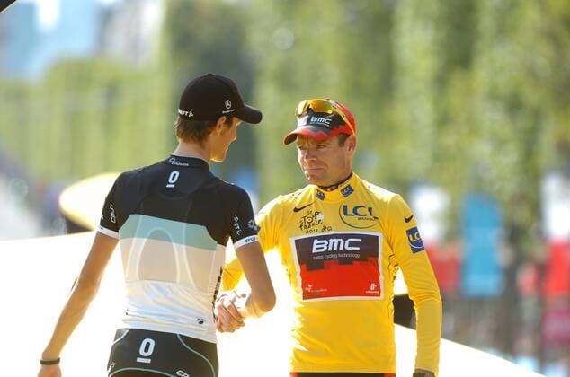 Tour de France, 21. Etappe: Creteil - Paris Champs Elysees --- Andy Schleck (Leopard Trek, li.) gratuliert Gesamtsieger Cadel Evans (Bmc Racing)  o0 Sieg gelbes Trikot