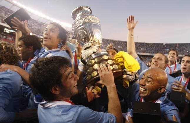Buenos Aires, Uruguay gewinnt die Copa America 2011: Egidio Arevalo Rios (R) am Pokal  o0 Sieg Pokal Trophäe Objekte Freude