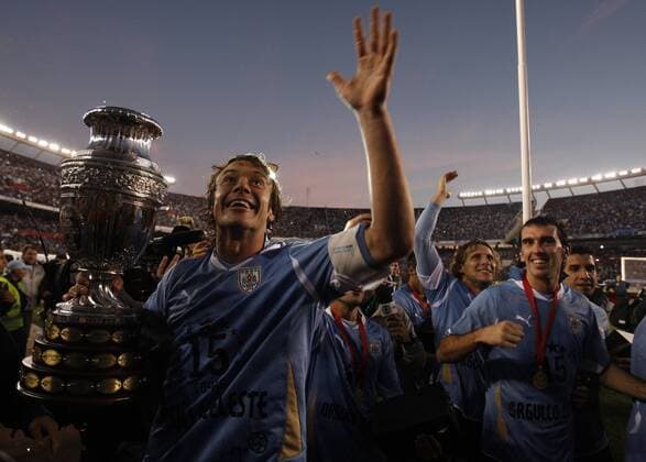 Buenos Aires, Uruguay gewinnt die Copa America 2011: Diego Lugano präsentiert die Trophäe des durch Uruguay zum 15. mal errungenen Titels  o0 Sieg Pokal Trophäe Objekte Freude