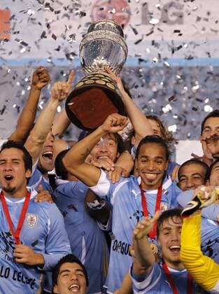 Buenos Aires, Uruguay gewinnt die Copa America 2011: Diego Lugano präsentiert hinter Luis Suarez (vorn), Mauricio Victorino (L) und Alvaro Pereira (Mitte) die Trophäe  o0 Sieg Pokal Trophäe Objekte Siegerehrung Freude