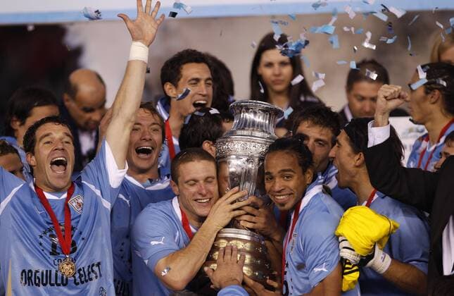 Buenos Aires, Uruguay gewinnt die Copa America 2011: , v.li.: Andres Scotti, Diego Lugano, Diego Perez, Alvaro Pereira und Juan Castillo  o0 Sieg Pokal Trophäe Objekte Siegerehrung Freude
