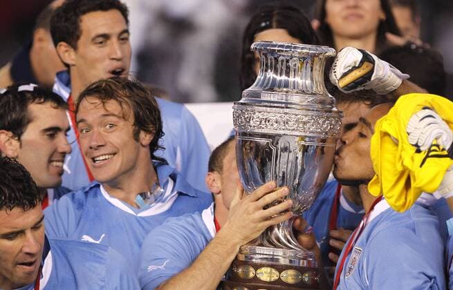 Buenos Aires, Uruguay gewinnt die Copa America 2011, v.re.: Alvaro Pereira, Diego Perez und Diego Lugano mit Trophäe  o0 Sieg Pokal Trophäe Objekte Siegerehrung Freude