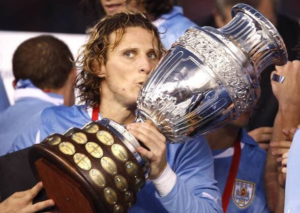 Buenos Aires, Uruguay gewinnt die Copa America 2011, Diego Forlan küsst die Trophäe  o0 Sieg Pokal Trophäe Objekte Freude