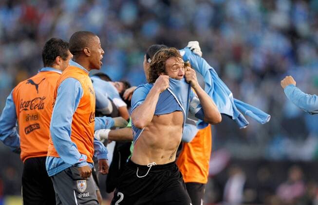 Buenos Aires, Uruguay gewinnt die Copa America 2011: Jubel bei Abel Hernandez und Diego Lugano o0 Sieg nackt sexy Waschbrettbauch