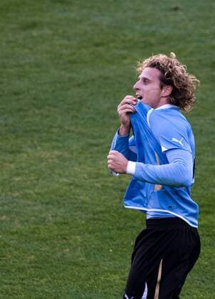 (110724) -- BUENOS AIRES, July 24, 2011 Paraguay vs Uruguay - Jubel Diego Forlan 