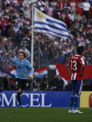(110724) -- BUENOS AIRES, July 24, 2011 Paraguay vs Uruguay - Jubel Diego Forlan 