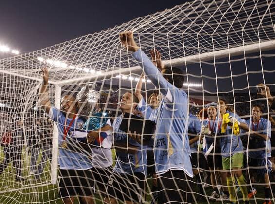 Buenos Aires, Uruguay gewinnt die Copa America 2011: Jubel mit v.li.: Egidio Arevalo Rios und Diego Perez  o0 Sieg Pokal Trophäe Objekte