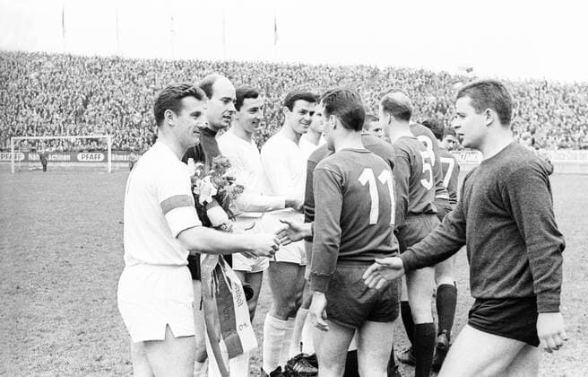 1. FC Kaiserslautern (Lautern) - 1. FC Köln 3:3 - Torwart Wolfgang Schnarr (Lautern, re.) begrüsst Spielführer Hans Schäfer (L), gefolgt von Torwart Fritz Ewert, Hans Sturm und Leo Wilden (alle Köln) Aktion Begrüssung begrüssen shake hands, shakehands Kameradschaft