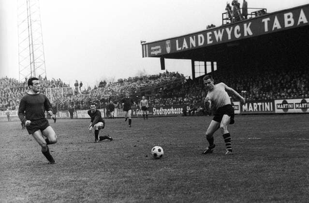1. FC Kaiserslautern (Lautern) - Borussia Dortmund (BVB) 0:1 - Friedhelm Timo Konietzka (BVB, re.) gegen Roland Kiefaber (Lautern, li.) Aktion Duell Dynamik Ball