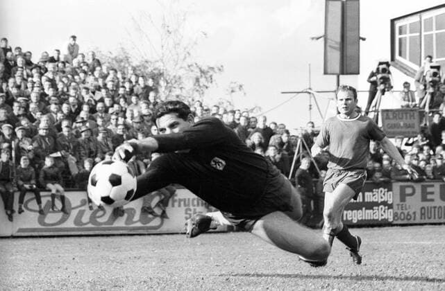 1. FC Kaiserslautern (Lautern) - TSV 1860 München 3:0 - Torwart Petar Radenkovic (1860) kassiert ein Tor gegen Manfred Rummel (Lautern) Aktion Peter Radi Duell Dynamik Ball Spannung