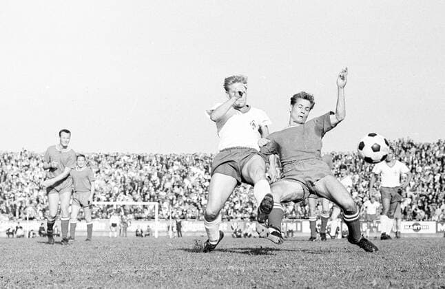 1. FC Kaiserslautern (Lautern) - SV Werder Bremen 3:0 - Werner Mangold (Lautern, re.) im Duell Aktion Dynamik Ball