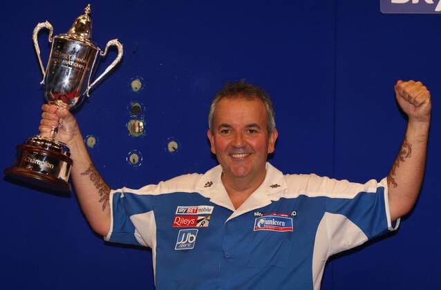 World Match Play Darts from the Winter Gardens in Blackpool. Phil Taylor celebrates with the Sky Bet Trophy after winning the Final. xJamesxMarshx  ActionPlus11196820 o0 Siegerehrung Sieg Pokal TrophÃ¤e Objekte