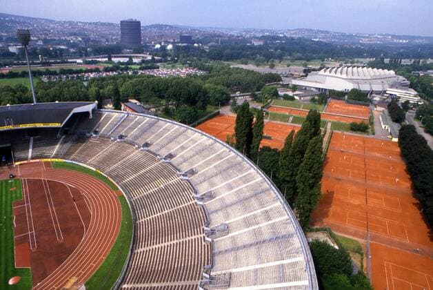 Fußball, Stadiongeschichte VfB Stuttgart Das Stuttgarter Neckarstadion, Heimspielstätte des VfB Stuttgart - Cannstatter Kurve mit Hans Martin Schleyer-Halle