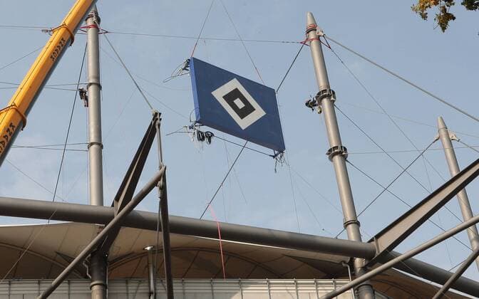 Aufbau der Buchstaben und der HSV Raute an der Imtech Arena in Hamburg, Heimspielstätte des Hamburger SV