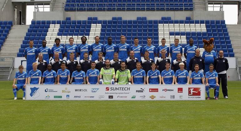 Fototermin 1899 Hoffenheim , Fussball-Bundesliga 2011-2012. Obere Reihe, von links nach rechts: Sejad Salihovic, Chinedu Obasi, Marvin Compper, Gylfi Sigurdsson, Isaac Vorsah, Josip Simunic, Peniel Mlapa, Jannik Vestergaard, Vedad Ibisevic, Matthias Jaissle, Denis Thomalla, Sven Schipplock, Ryan Babel, Hoffi. Mittlere Reihe, von links nach rechts: Heinz Seyfert (Zeugwart und Betreuer), Matthias Bauer (Betreuer), Christian Neitzert (Physiotherapeut), Peter Geigle (Physiotherapeut), Thomas Schuster (Physiotherapeut), Dr. Henning Ott (Mannschaftsarzt), Zsolt Petry (Torwart-Trainer), Yannick Obenauer (Athletik-Trainer), Christof Elser (Athletik-Trainer), Klaus-Peter Nemet (Co-Trainer), Andre Trulsen (Co-Trainer), Holger Stanislawski (Chef-Trainer). Untere Reihe, von links nach rechts: Dominik Kaiser, Andreas Ibertsberger, Edson Braafheid, Roberto Firmino, Prince Tagoe, Manuel Gulde, Tom Star