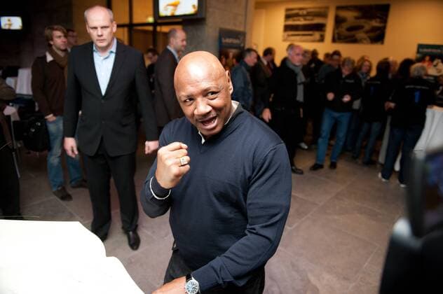 Marvin Hagler (USA Boxen) beim Auftakt des Laureus World Sports Academy-Forum 2010 im Berliner Olympiastadion am 16.11.2010. Eintrag in das Goldene Buch der Stadt Berlin
