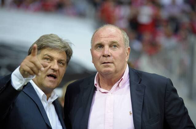 27.07.2011, Fussball Audi Cup 2011: Finale: FC Barcelona - FC Bayern München, in der Allianz-Arena München. v.li: Mediendirektor Markus Hörwick (Bayern) im Gespräch mit Präsident Uli Hoeneß (München).