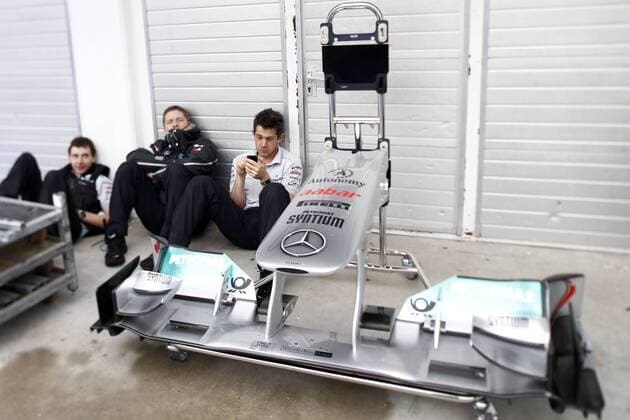 Motorsports: FIA Formula One World Championship 2011, Grand Prix of Hungary, mechanic of Mercedes GP Petronas F1 Team xHOCHxZWEIx o0 Bolide Nase Frontflügel Front Objekte Mechaniker, Techniker, Crew, Langeweile