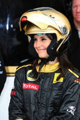 formula 1 GP, Hungarian in Budapest, 29.07.11, VIP, French TV commentator from TF1 did a tyres change on the F1 cars of team RENAULT - Marion GIOLES o0 Journalist Medien Boxenstopp pit Stop kurios