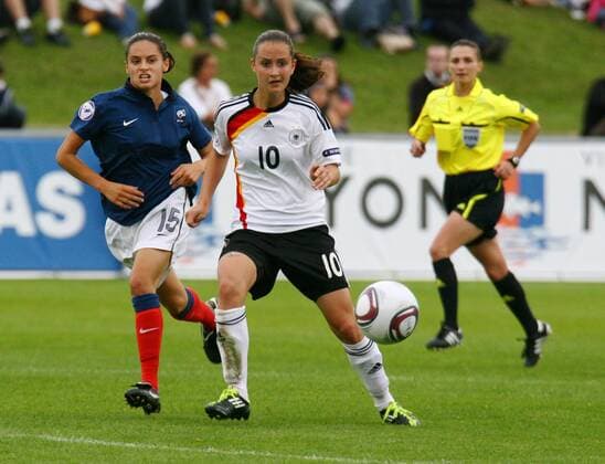 28.07.2011 Fussball Frauen U 17 European Championship Nyon ( SUI ) Deutschland - Frankreich . Bild zeigt Sara Däbritz ( GER DFB ) re gegen Sophie Vaysse ( FRA) li. Aktion Zweikampf 