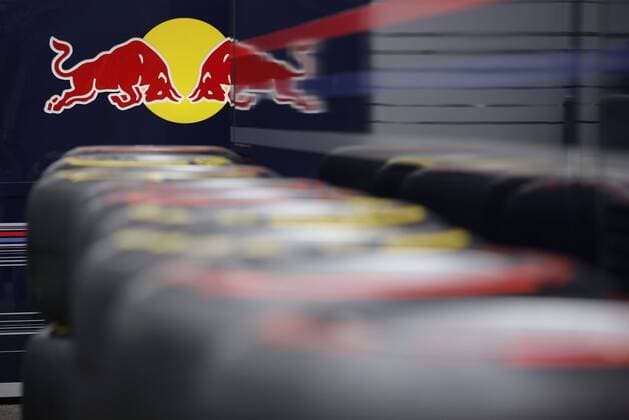 Red Bull Racing GP Ungarn 2011 Formel 1 Grand Prix Ungarn 2011 o0 Logo Emblem Reflexion