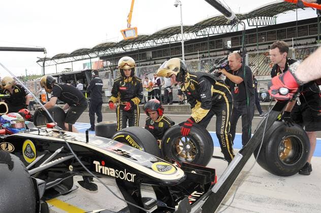 TF1 Reporterin MARION JOLLES - LAURENT DUPIN - DENIS BROGNIART - Mechaniker Lotus Renault GP - - Grand Prix Hungary - 29.07.2011 xBernardAssetx 