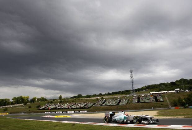 Motorsports: FIA Formula One World Championship 2011, Grand Prix of Hungary, 07 Michael Schumacher (GER, Mercedes GP Petronas F1 Team), xHOCHxZWEIx o0 Himmel Regenwolken Wolken grau Totale Sportstätte o00 Rennstrecke