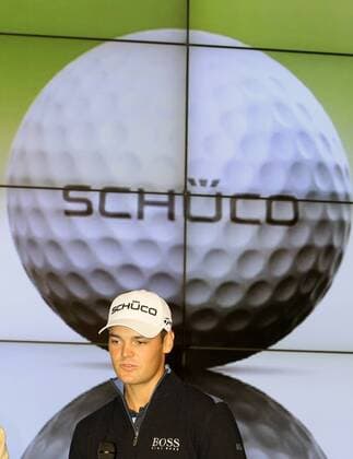 Schüco Open 2011, Martin Kaymer (GER) vor einem Foto eines Golfballes mit Schüco Schriftzug