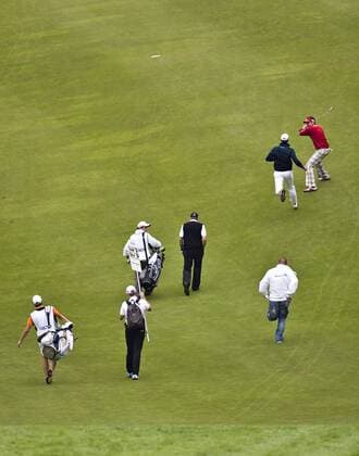 Düsseldorf, 31.07.2011 SPAß: Henrik Stenson wird von Ian Poulter attackiert Schüco Open 2011 mm o0 Angriff Attacke