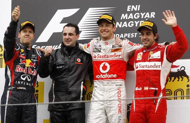 FORMEL 1 - GP von Ungarn BUDAPEST,UNGARN,31.JUL.11 - MOTORSPORT, FORMEL 1 - Grand Prix von Ungarn, Hungaroring, Siegerehrung. Bild zeigt den Jubel von Sebastian Vettel (GER Red Bull Racing), Renningenieur Dave Robson, Sieger Jenson Button (GBR McLaren Mercedes) und Fernando Alonso (ESP Ferrari).  o0 Siegerehrung Sieg