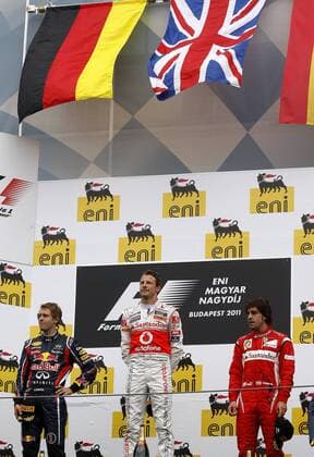 FORMEL 1 - GP von Ungarn BUDAPEST,UNGARN,31.JUL.11 - MOTORSPORT, FORMEL 1 - Grand Prix von Ungarn, Hungaroring, Siegerehrung. Bild zeigt Sebastian Vettel (GER Red Bull Racing), Sieger Jenson Button (GBR McLaren Mercedes) und Fernando Alonso (ESP Ferrari). Keywords: Fahne.  o0 Sieg Siegerehrung