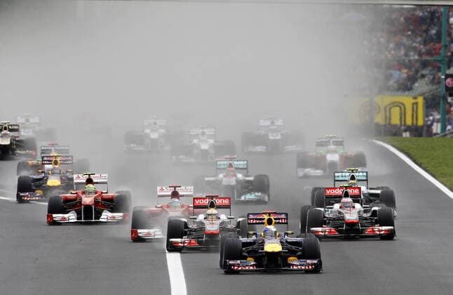 Motorsports: FIA Formula One World Championship 2011, Grand Prix of Hungary, 01 Sebastian Vettel (GER, Red Bull Racing), 03 Lewis Hamilton (GBR, Vodafone McLaren Mercedes), 04 Jenson Button (GBR, Vodafone McLaren Mercedes), start, mass, Masse, Menge, viele, many xHOCHxZWEIx