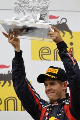 Motorsports: FIA Formula One World Championship 2011, Grand Prix of Hungary, 01 Sebastian Vettel (GER, Red Bull Racing), xHOCHxZWEIx o0 Siegerehrung Trophäe Pokal Objekte